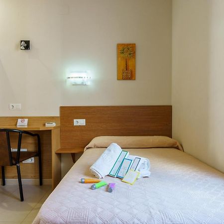 Hostal Costabella Powered By Faro Homes Fuengirola Exterior foto