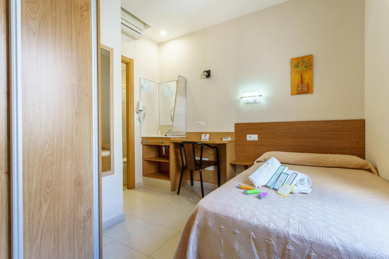 Hostal Costabella Powered By Faro Homes Fuengirola Exterior foto
